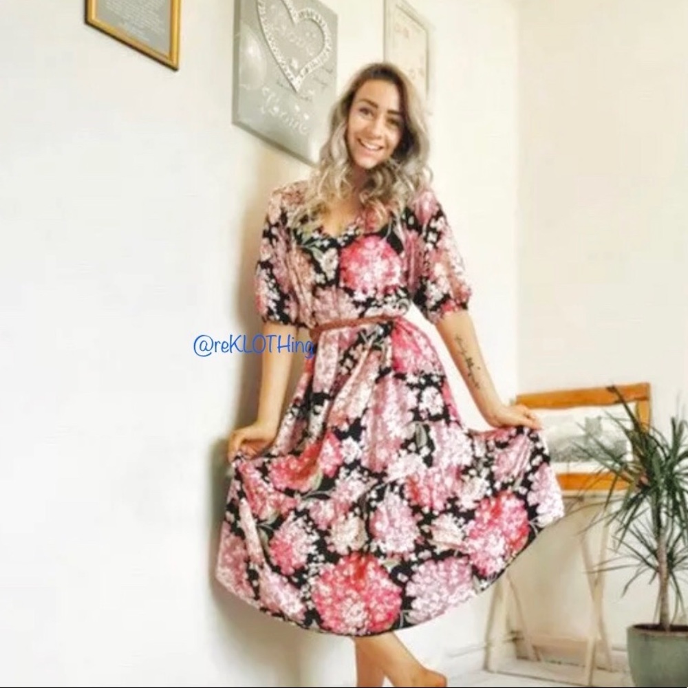 ❌SOLD❌Vibrant Floral V-neck Puff-sleeved Dress S - Picture 4 of 7